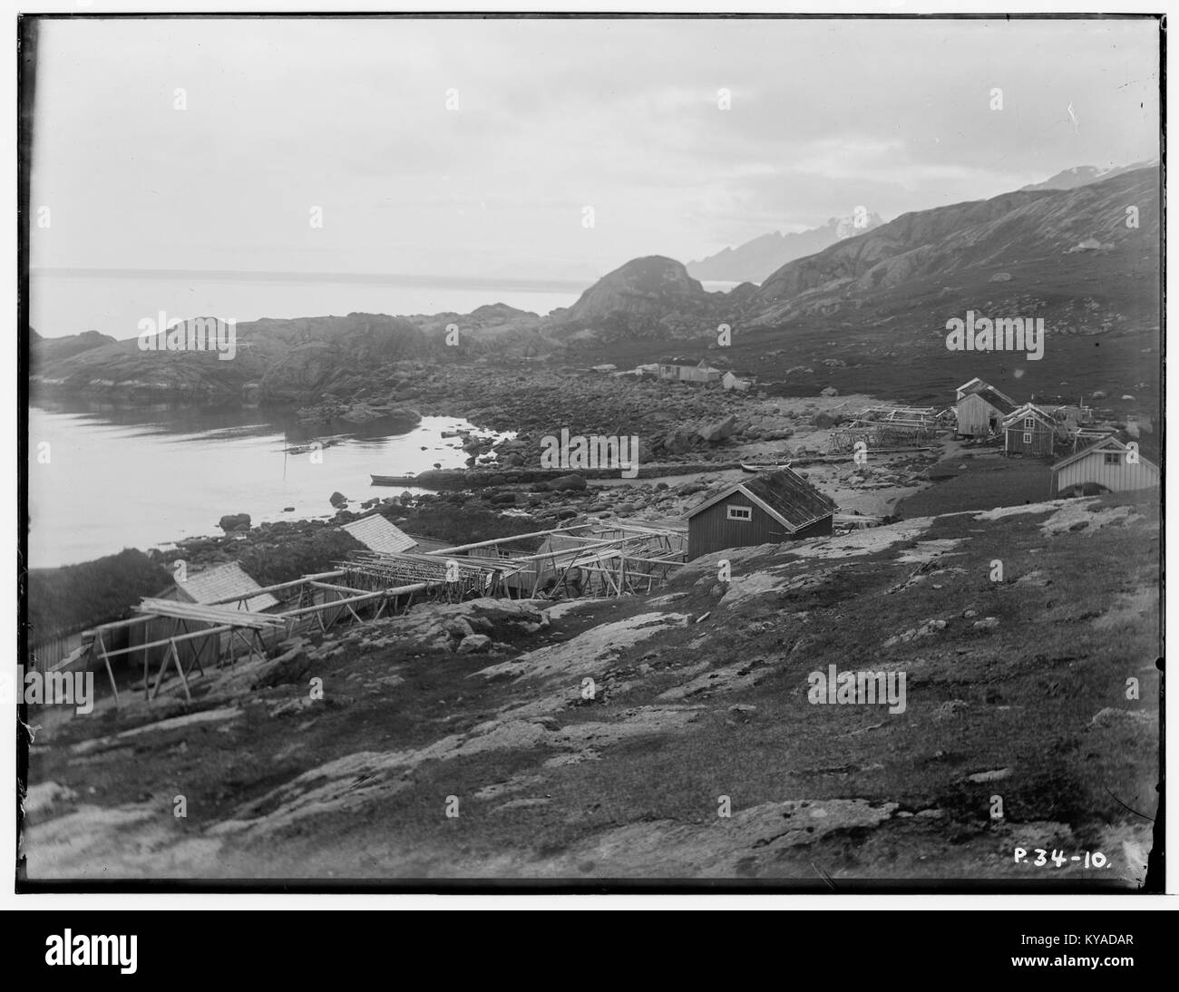 Photographie panoramique de Østre Nøsland à Nordland, Norvège, montrant des montagnes, de l'eau, des établissements ruraux, et les paysages du nord de la Norvège. Banque D'Images
