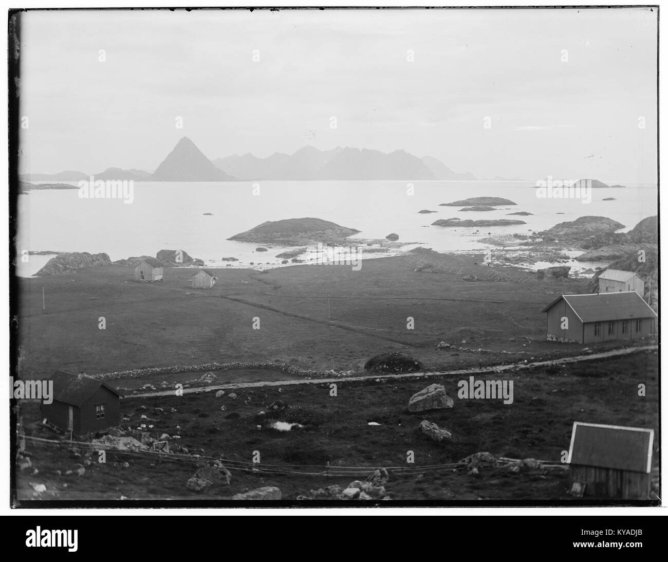 Cette vue panoramique de Sørsand à Vesterålen, comté de Nordland, Norvège, montre des paysages côtiers, des montagnes, et paysages naturels de la région. Banque D'Images