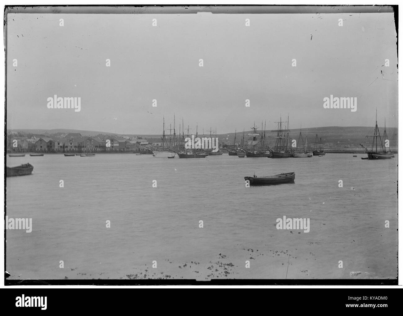 Cette photographie panoramique montre Vadsø, en Norvège, capturant la ville côtière, le port et les paysages environnants des fjords Banque D'Images