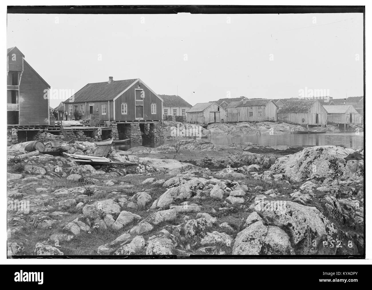 Veiholmen est un village de pêcheurs de la municipalité de Smøla, dans le comté de Møre og Romsdal, en Norvège. Situé sur un groupe de petites îles, il est relié à l'île principale de Smøla par une route de 7 km. Le village avait une population de 212 habitants en 2015 et est connu pour sa géographie côtière, y compris le phare de Haugjegla situé à environ 1 km au nord. Banque D'Images