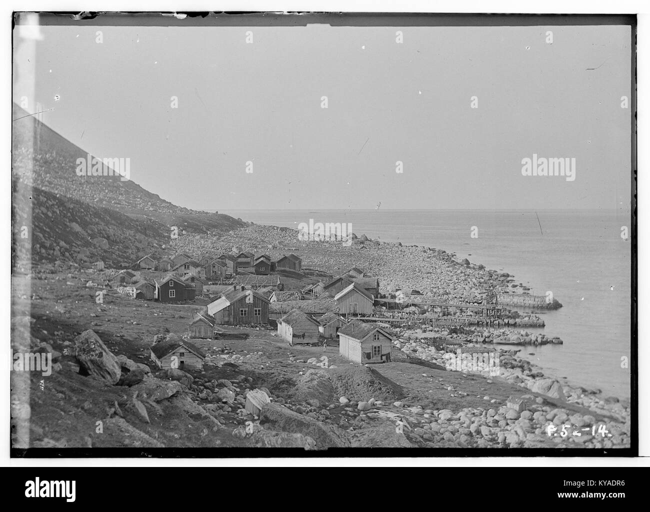 Ifjordvær est un village sur l'île de Senja, dans le comté de Troms, en Norvège, connu pour son paysage côtier, son environnement naturel et ses vues panoramiques sur la région. Banque D'Images