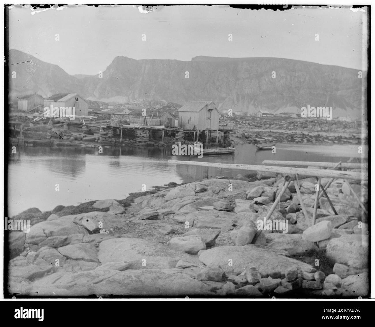 Photographie de la route de Sörlandsvägen dans le comté de Nordland, Norvège, montrant le paysage rural, l'infrastructure routière et l'environnement environnant. Banque D'Images
