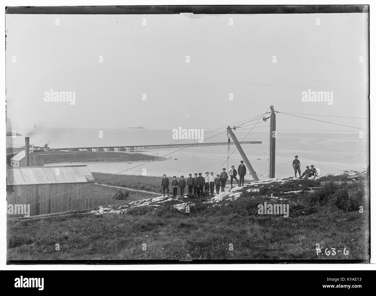 Une photographie d'Uthaug à Sør-Trøndelag, Norvège, montrant les bâtiments du village côtier, l'environnement maritime et les caractéristiques du paysage local. Banque D'Images