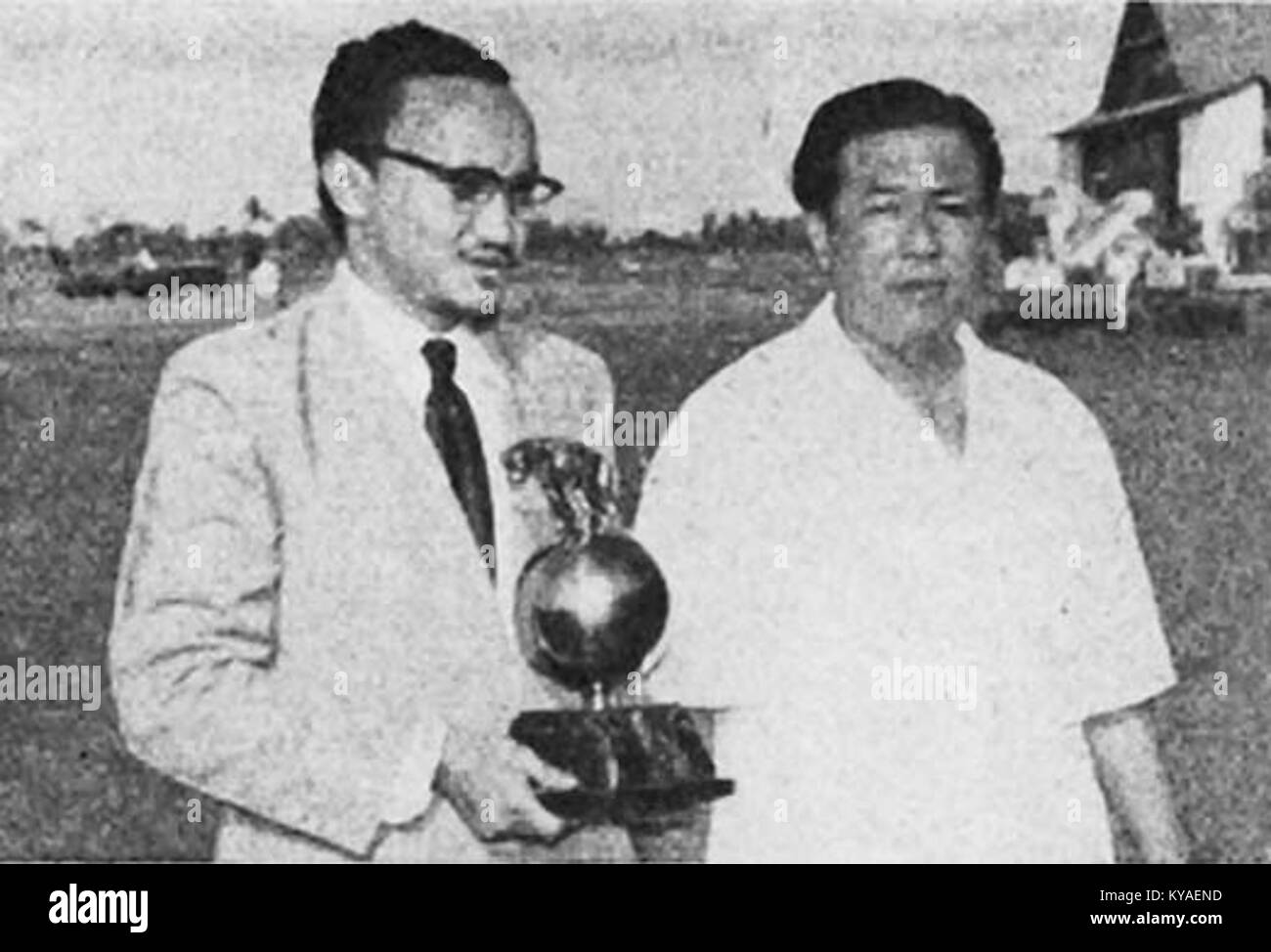 Djamaluddin Usmar Ismail et Malik avec trophée en bronze, le cinéma Varia 2.6 (Juin 1955), p29 Banque D'Images