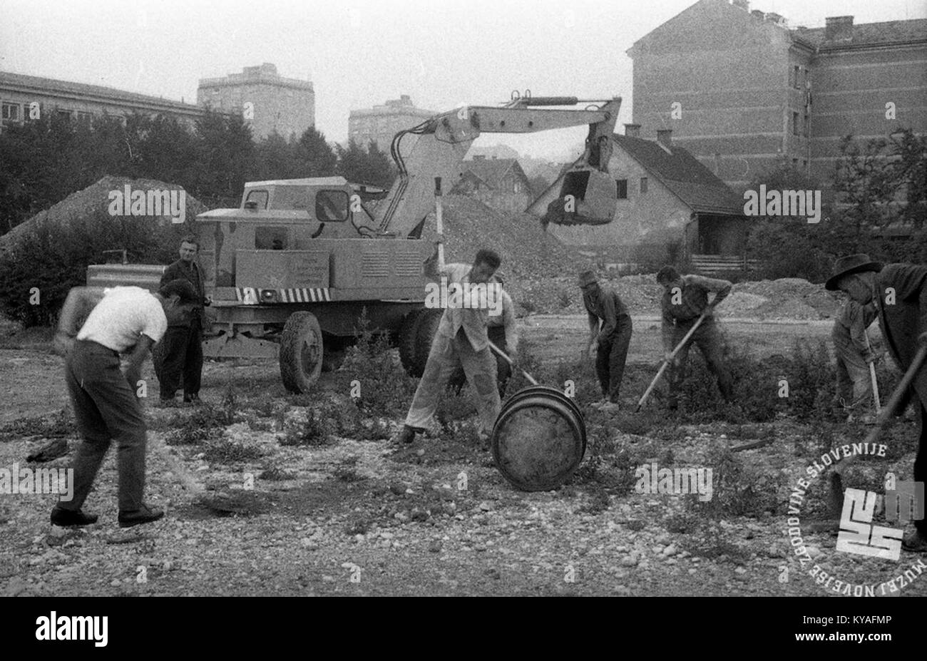 La photographie de 1966 montre la construction du Centre clinique de Ljubljana, Slovénie, mettant en évidence la première phase de construction d'un important établissement médical. Banque D'Images