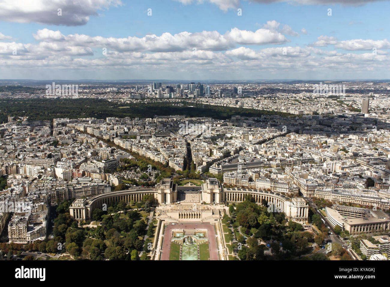 Paris, France - 31 août 2012 : vue aérienne sur la ville du haut de la Tour Eiffel à Paris, France. Le Champ de Mars. Banque D'Images