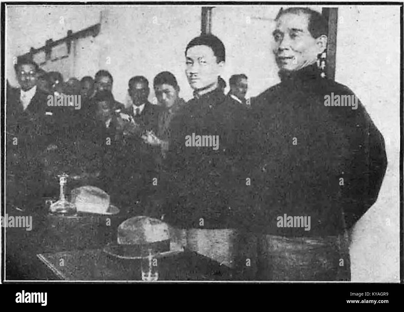 Cette photographie documente l’entrée des rayons du soleil au Kobe Women’s Junior College au Japon, mettant en évidence l’architecture de son campus et l’environnement éducatif. Banque D'Images