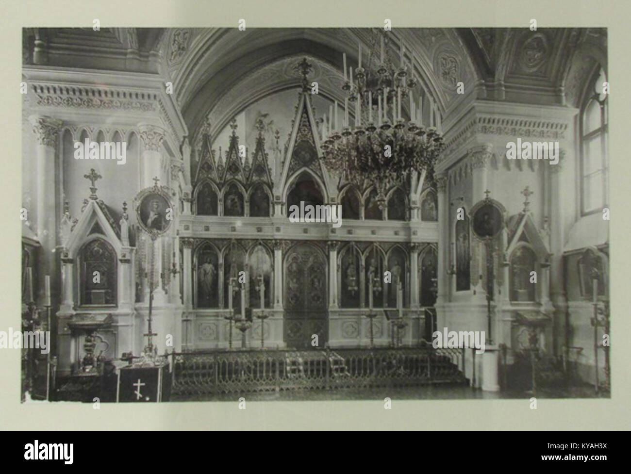 Cette iconostase est située dans l'église Sainte-Catherine dans le couvent de l'Ascension, illustrant l'art religieux et les éléments architecturaux orthodoxes orientaux. Banque D'Images