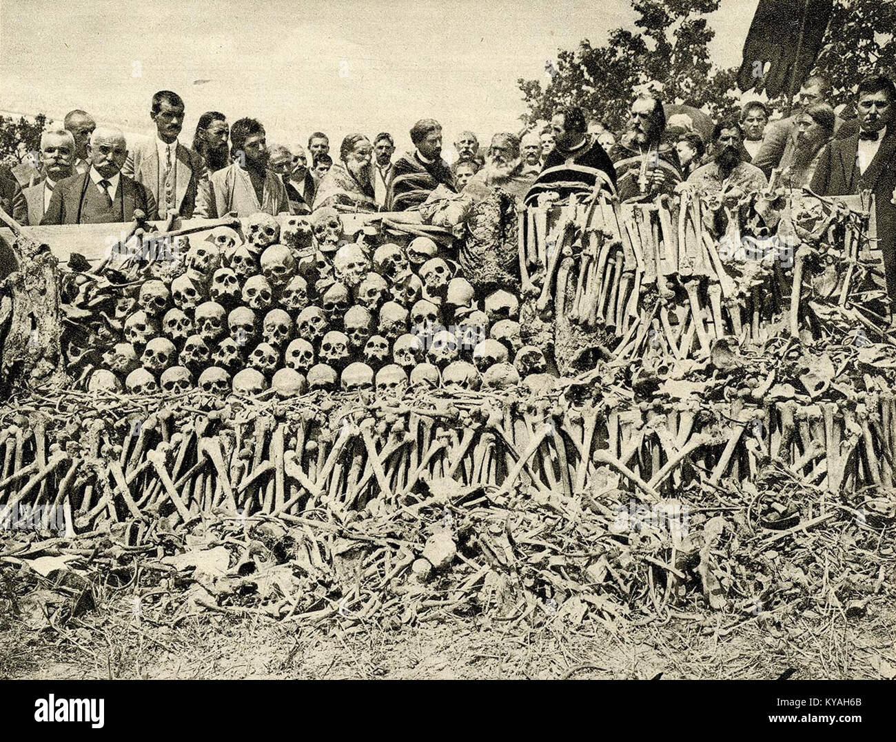 Cette image illustre les restes de Serbes tués par les Bulgares, reflétant la violence historique dans la région des Balkans Banque D'Images