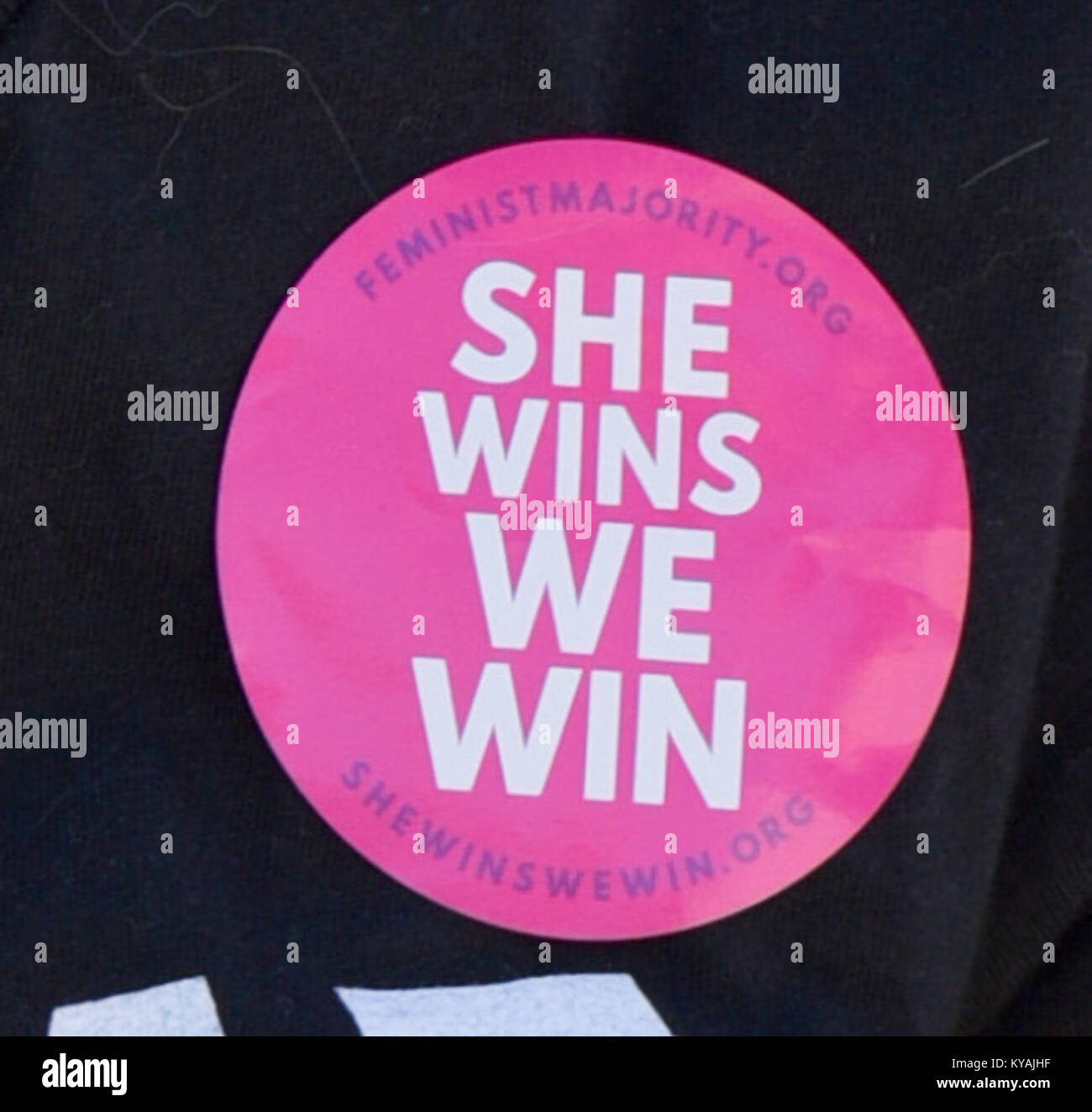 Image ou graphique intitulé « She Wins We Win », symbolisant l'autonomisation des femmes, l'égalité et la réussite collective dans des contextes sociaux et culturels. Banque D'Images