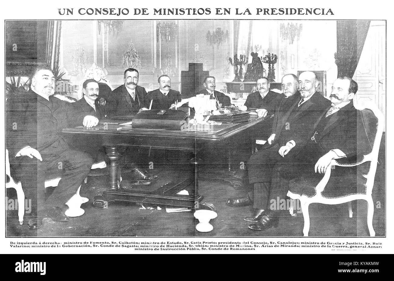 Photographie de Campúa représentant un conseil des ministres réuni au bureau présidentiel le 17 mars 1910, documentant des personnalités politiques et des travaux gouvernementaux en Espagne. Banque D'Images