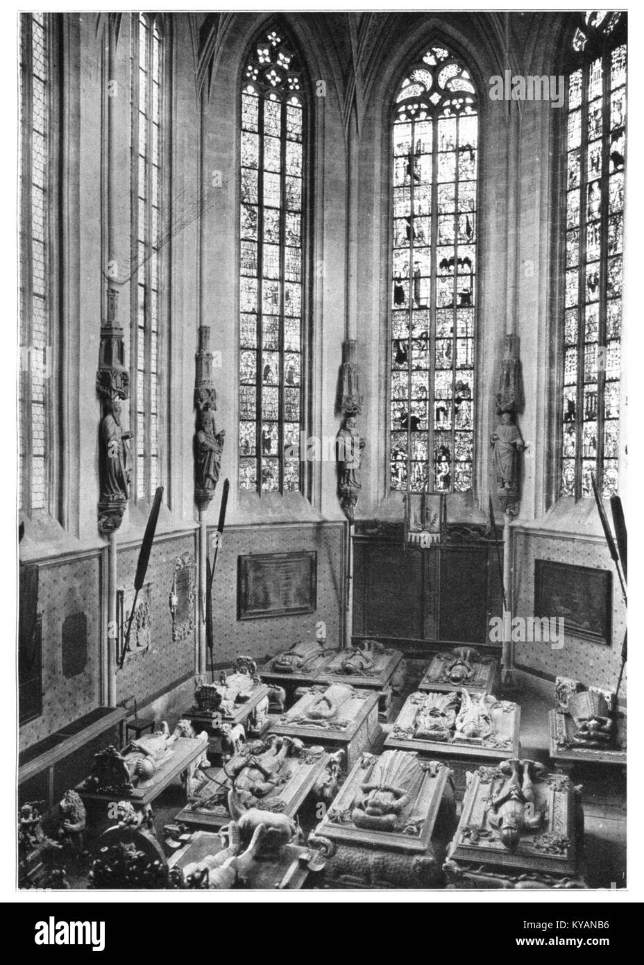 Cette image du périodique allemand « Unser Land » montre un chœur assemblé à l’intérieur de la Stiftskirche Tübingen, Tübingen, Allemagne, vers 1925, mettant en évidence la pratique de la musique liturgique, l’architecture intérieure de l’église et l’implication de la jeunesse ou de la communauté dans l’Allemagne du début du XXe siècle. Banque D'Images
