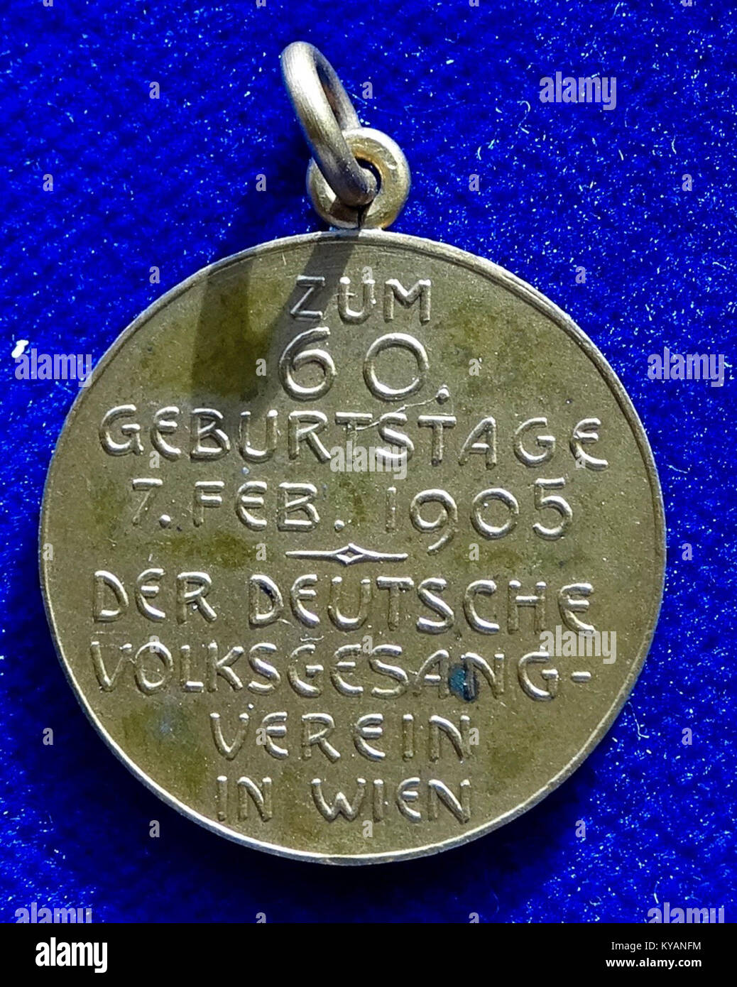La médaille Jugendstil créée en 1905 pour le 60e anniversaire de Josef Pommer à Vienne présente un design Art Nouveau et des détails commémoratifs, mettant en valeur les arts décoratifs européens Banque D'Images