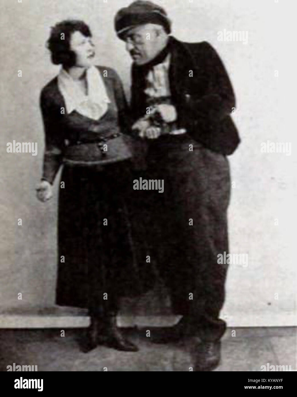 White and Unried est un film américain de comédie muet réalisé par Tom Forman, sorti en 1921, avec Thomas Meighan, Jacqueline Logan et Grace Darmond, explorant les thèmes de l'héritage et du statut social. Banque D'Images