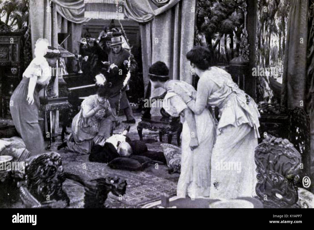 The Black Box (1915) est un film muet explorant des thèmes psychologiques et des tensions dramatiques, remarquable pour ses premières techniques cinématographiques et son style narratif. Banque D'Images