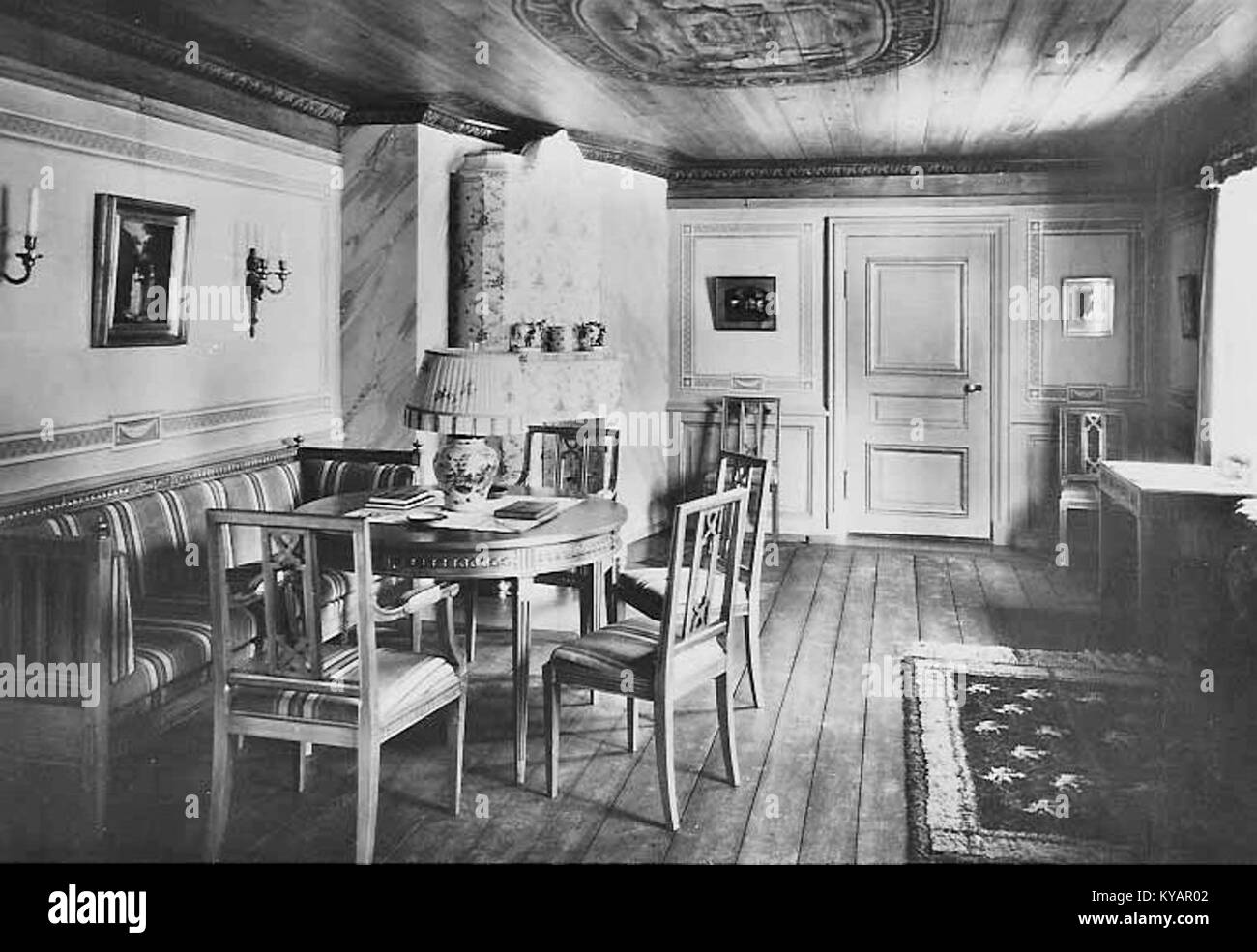 Le Rockelsta Gustavianska förmaket fait référence à la salle de salon de style Gustave de Rockelsta, en Suède, mettant en valeur le design intérieur suédois du XVIIIe siècle Banque D'Images