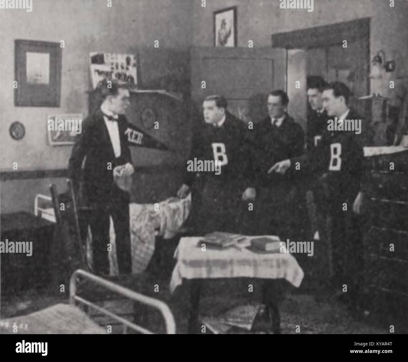*Two minutes to Go* (1921) est un film qui dépeint un moment émotionnel dans les derniers moments d’un événement sportif, mettant l’accent sur l’intensité et le suspense de la compétition. Banque D'Images