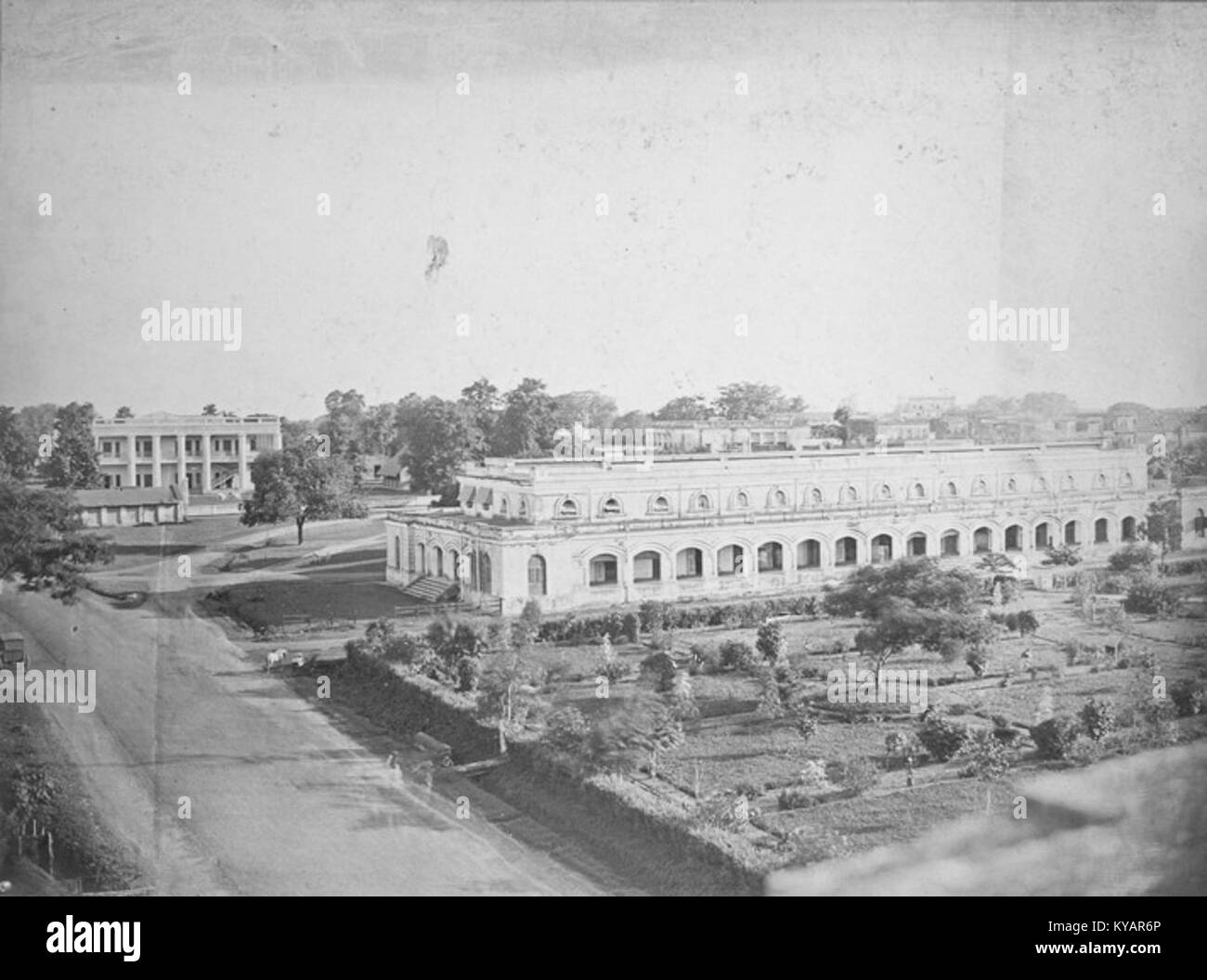 La photographie des années 1870 de l'ancien collège de Dhaka et de l'ancien bâtiment de la Cour offre une vue historique de deux structures importantes à Dhaka, au Bangladesh. Ces bâtiments mettent en valeur le style architectural et le développement urbain de l’époque. Banque D'Images La photographie des années 1870 de l'ancien collège de Dhaka et de l'ancien bâtiment de la Cour offre une vue historique de deux structures importantes à Dhaka, au Bangladesh. Ces bâtiments mettent en valeur le style architectural et le développement urbain de l’époque. Banque D'Images