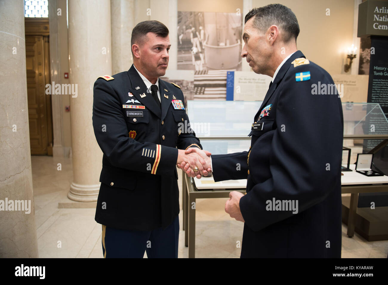 Commandant suprême des forces armées suédoises Gen. Micael Bydén Wreath-Laying diriger un service public à la Tombe du Soldat inconnu (37909804801) Banque D'Images