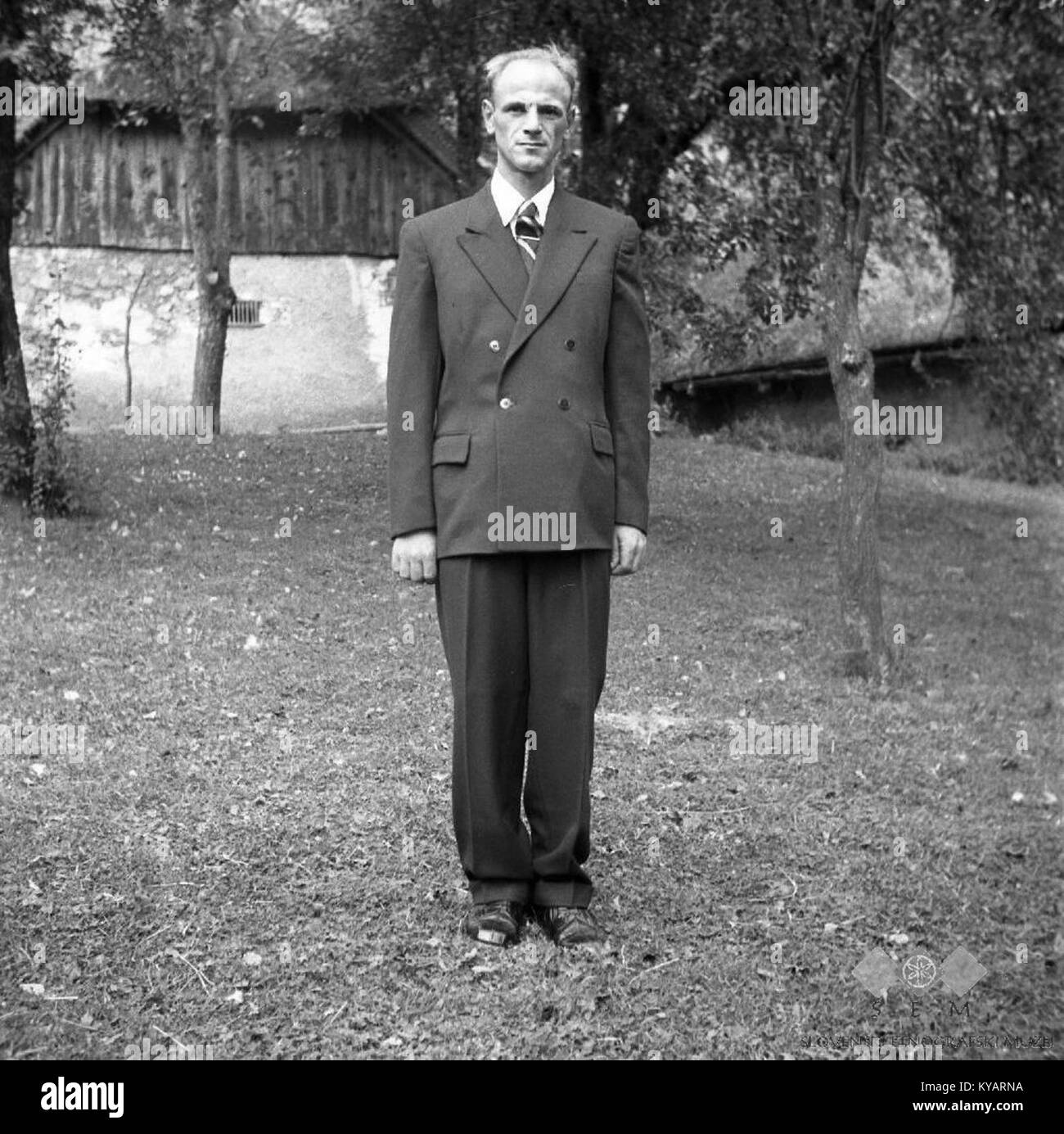 La photographie de Jože Škufca 'Gradenc' (1957) capture le paysage rural de Gradenc, en Slovénie. L'image met en valeur l'environnement naturel et la vie rurale, caractéristiques du milieu du XXe siècle dans cette région. Banque D'Images