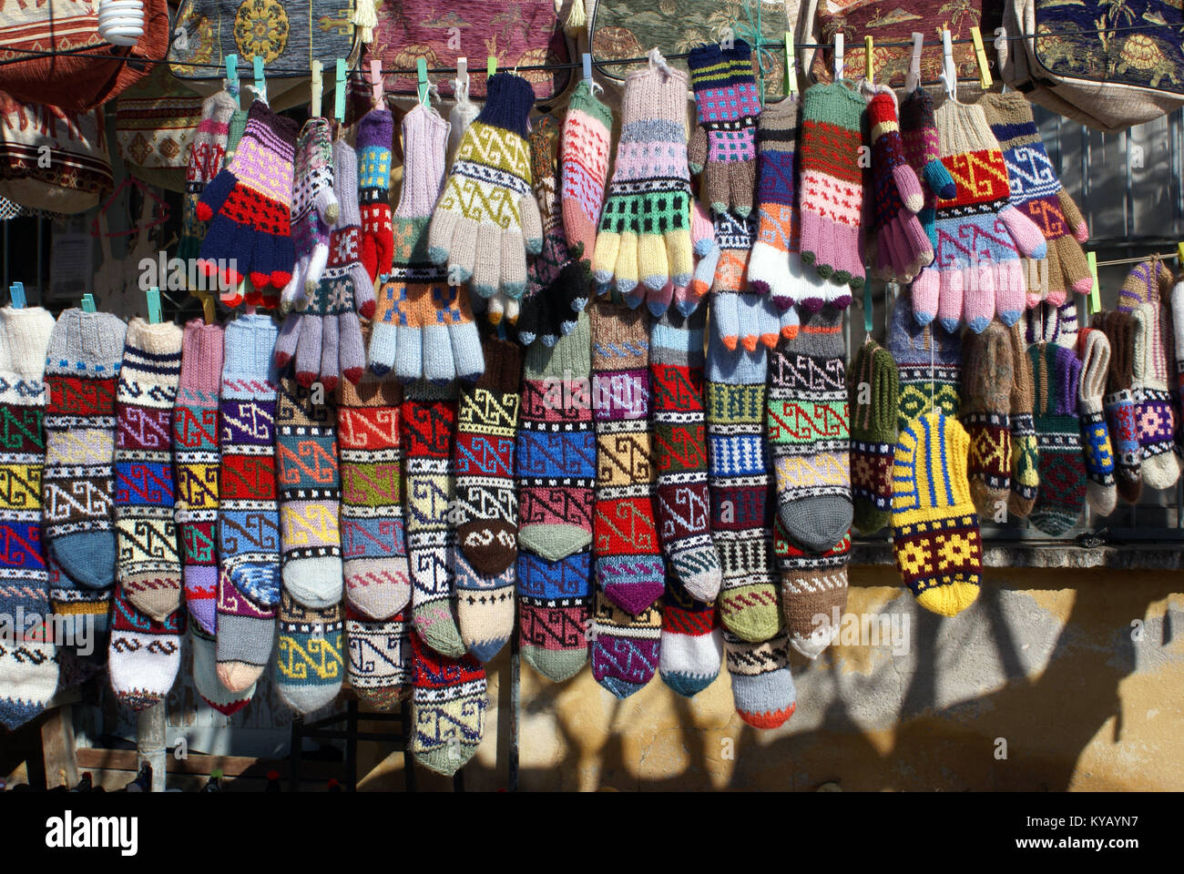 Chaussettes et gants de laine sur le marché en ligne, Turquie Banque D'Images