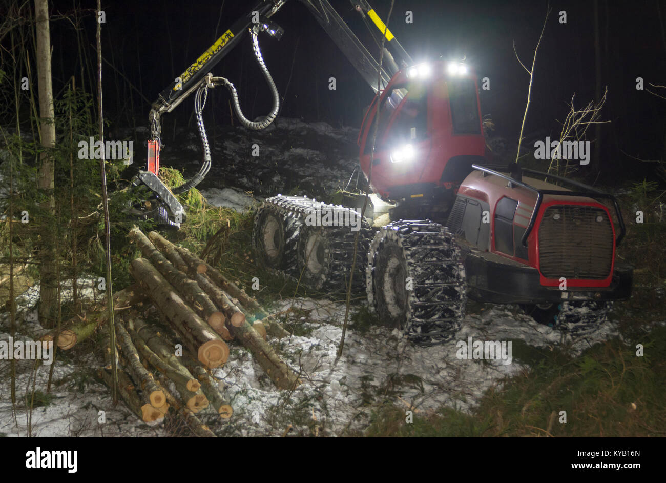 De travail de la machine d'exploitation forestière en hiver, photo de l'darknes le nord de la Suède. Banque D'Images