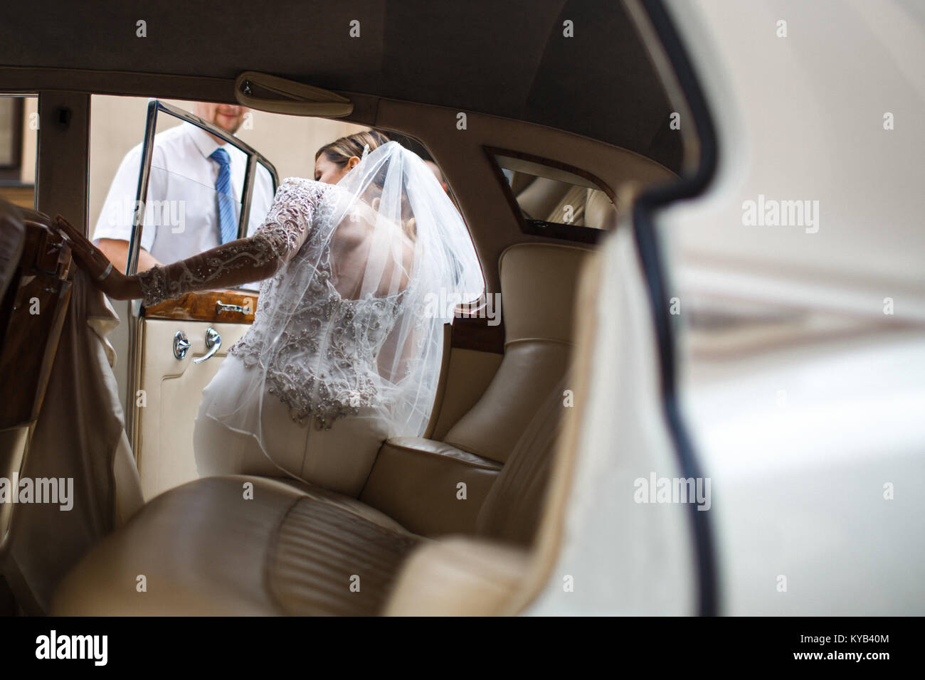 La mariée et le marié aller d'église en voiture. Banque D'Images