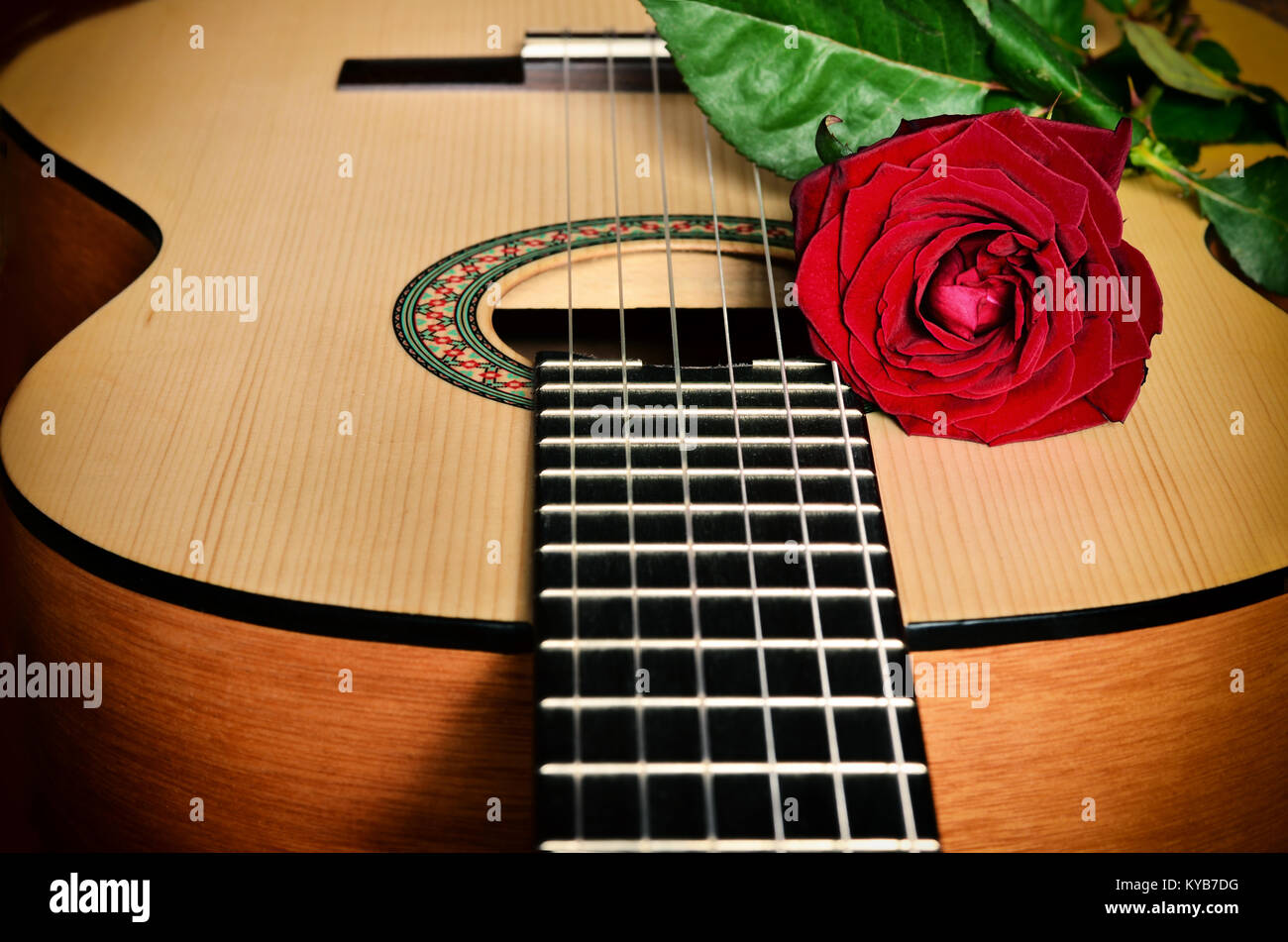 Guitare classique et rose rouge. La composition musicale Photo Stock - Alamy