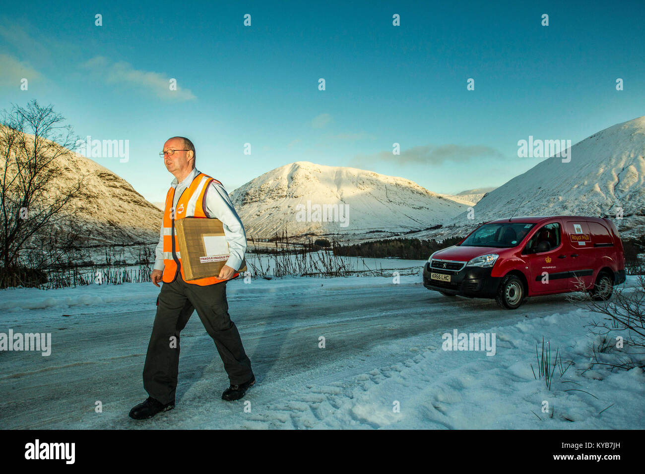 Royal Mail Postman livrer le courrier dans des conditions de neige difficile Banque D'Images