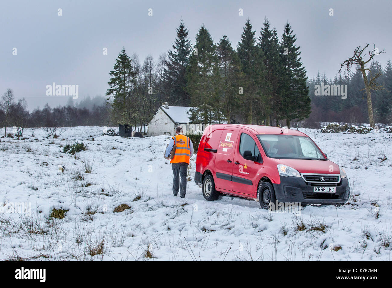 Royal Mail Postman livrer le courrier dans des conditions de neige difficile Banque D'Images