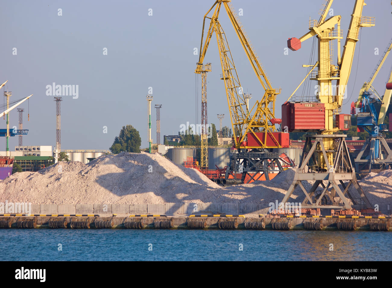 Tas de sable sur un port de mer. Banque D'Images