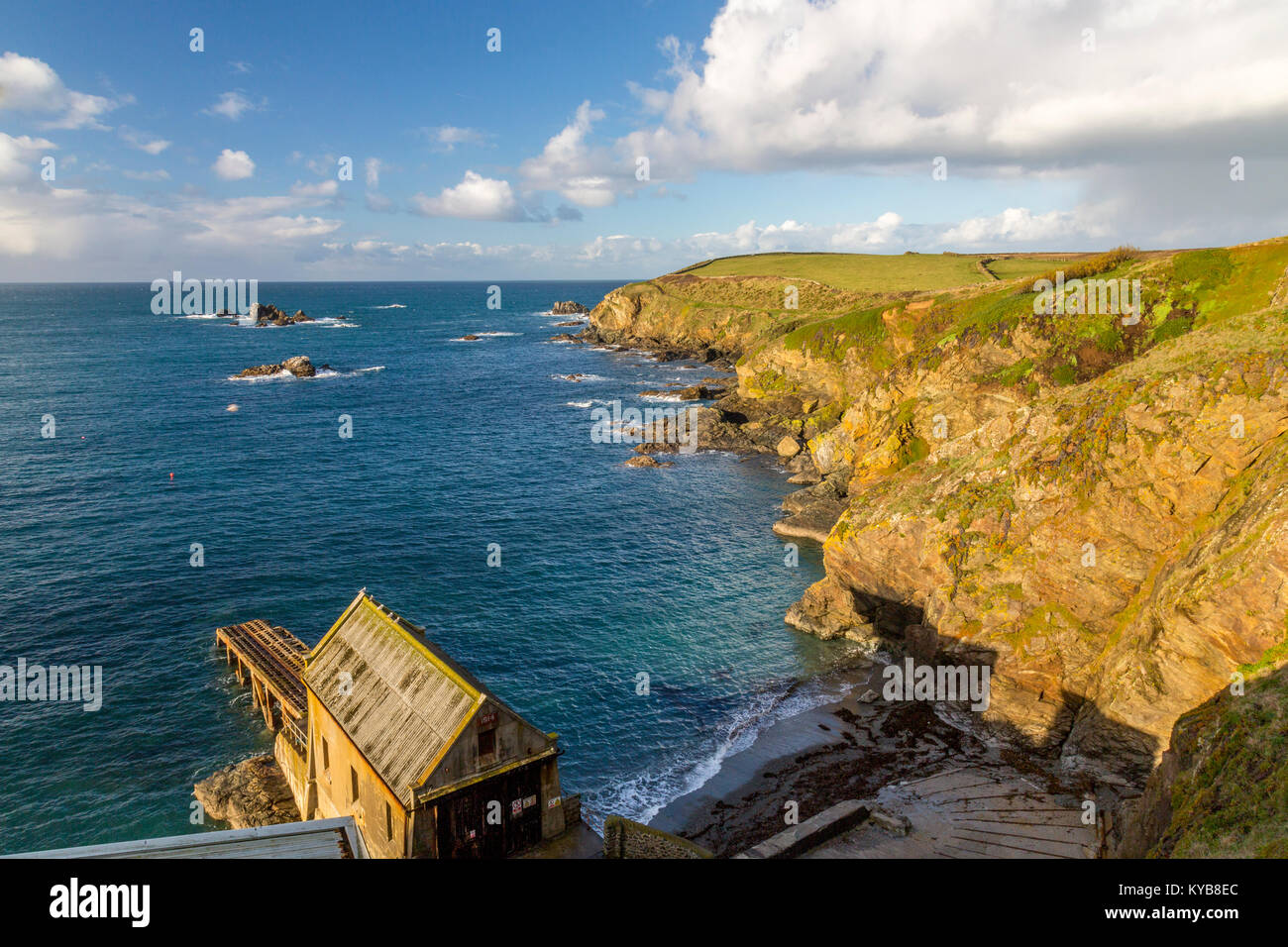 L'ancienne station de sauvetage de lézard et Polpeor Cove du cap Lizard - le point le plus au sud sur le continent britannique, Cornwall, England, UK Banque D'Images