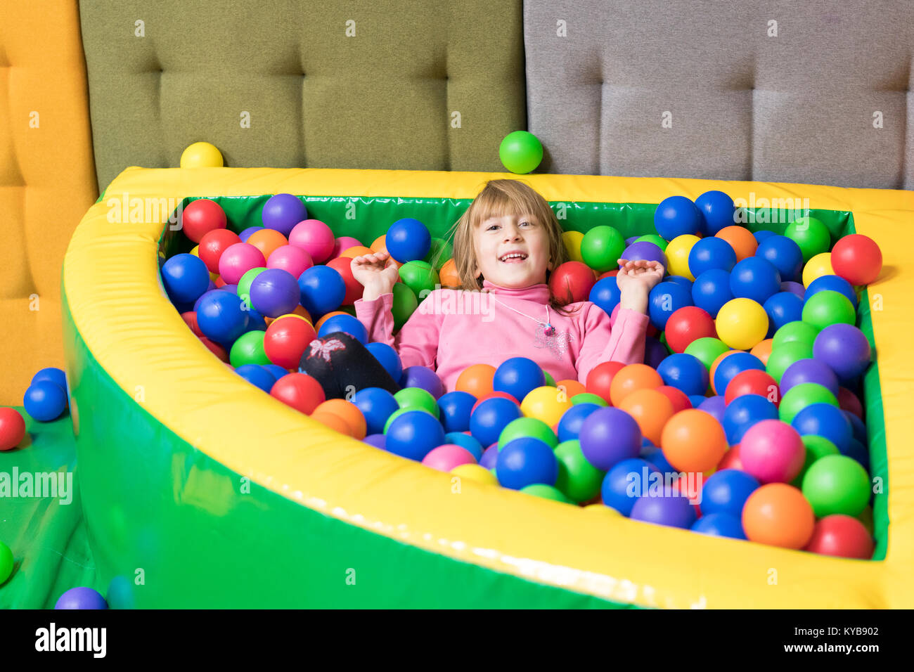 Boule colorée, fête pour les enfants, une salle de jeux, une boîte remplie  de petites boules de couleur fille Photo Stock - Alamy
