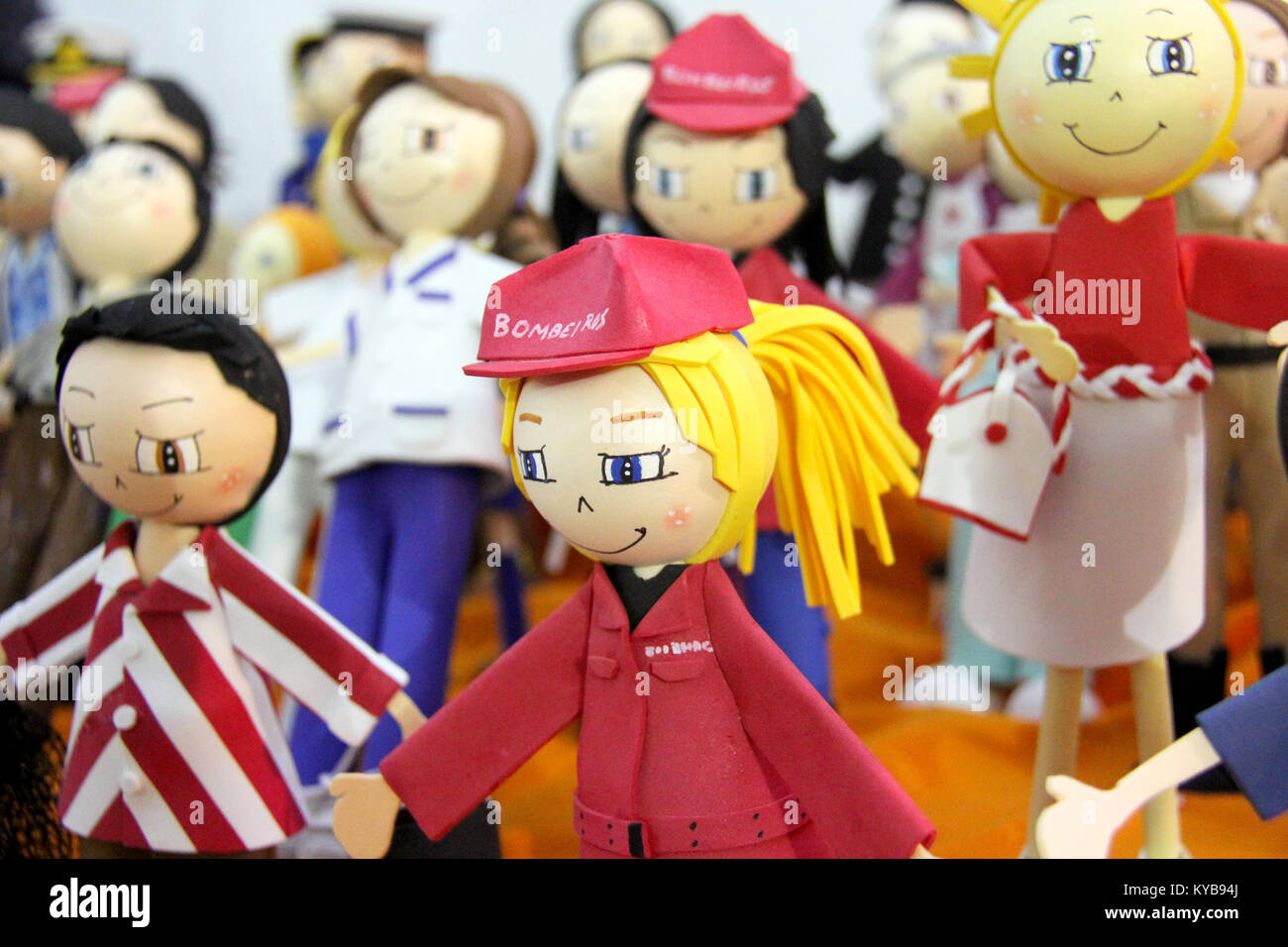 Sélection de poupées marionnettes bijou artisanal. Celles avec les bonnets rouges sur le mot bombeiros sur leur chapeau de pompier qui signifie en anglais. Banque D'Images