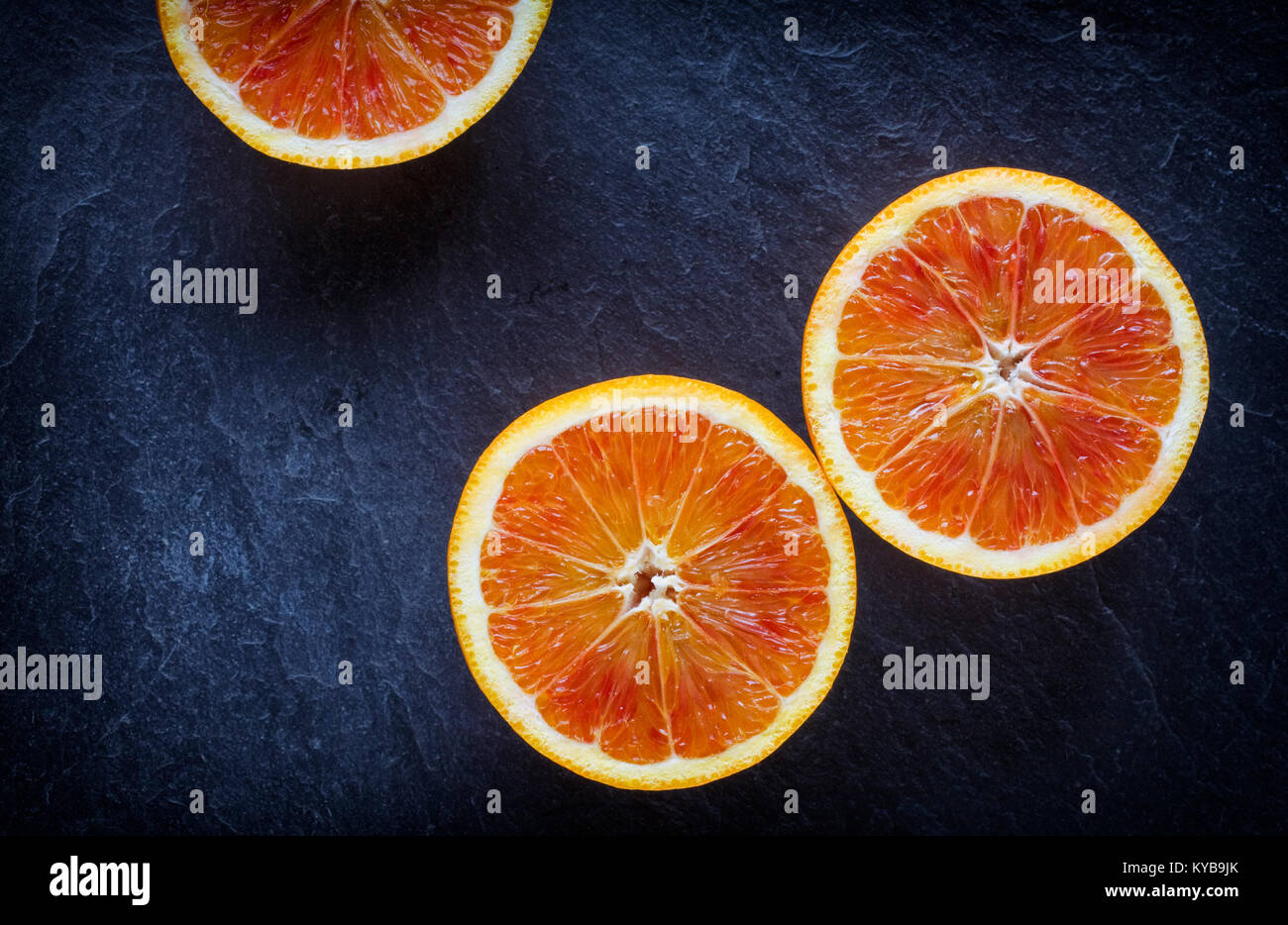 Citrus x sinenesis. Orange sanguine sur ardoise. Banque D'Images