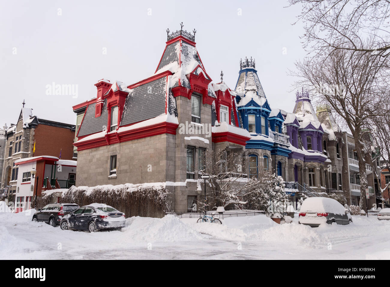 Montréal, Canada - 13 janvier 2018 : Victorian maisons colorées dans Square Saint Louis en hiver Banque D'Images