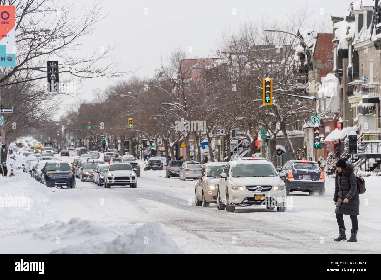 Montréal, Canada - 13 janvier 2018 : Le trafic durant une tempête de neige à Montréal Banque D'Images
