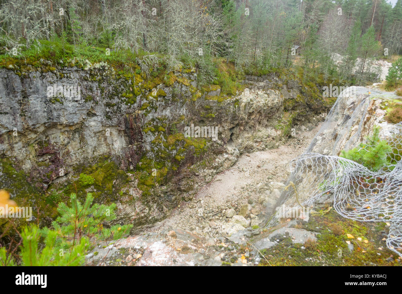 Vue de dessus de l'affleurement rocheux en Volvo 122 1, Evje Mineralsti- mine de gemmes à la retraite et l'attraction touristique locale. Banque D'Images