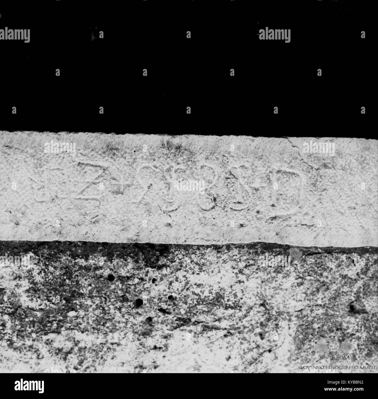 Matavun 10, un bâtiment du début du XVIIe siècle en Slovénie, présente une architecture traditionnelle aux influences modernes anciennes, reflétant le patrimoine historique et culturel de la région. Banque D'Images