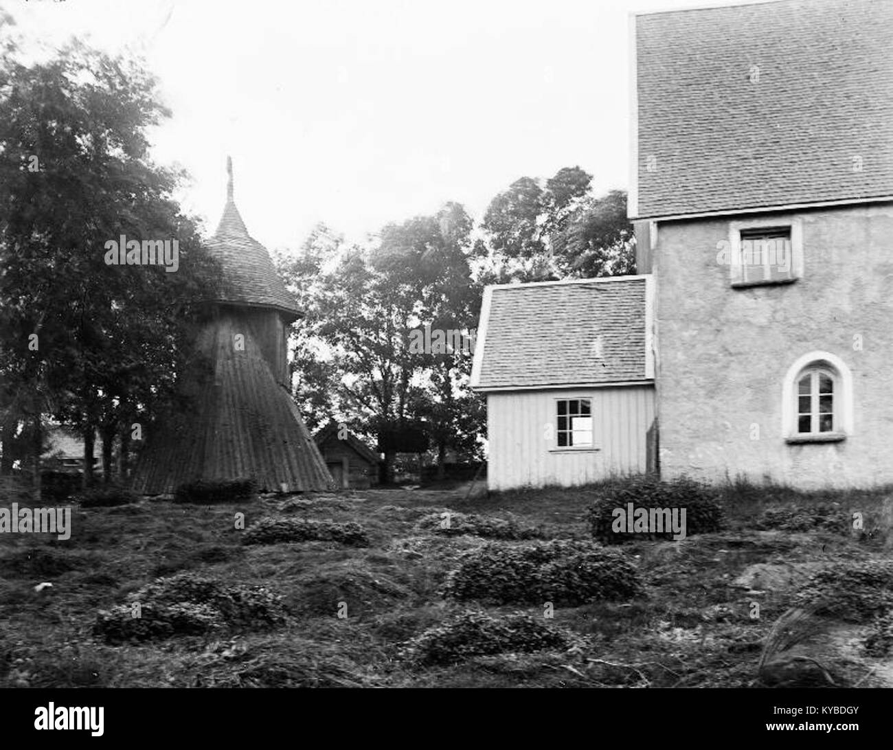 L'église de Mjäldrunga en Suède est une église médiévale en pierre conservée avec des détails originaux en maçonnerie et roman, illustrant l'architecture ecclésiastique suédoise et l'usage religieux continu du moyen âge. Banque D'Images
