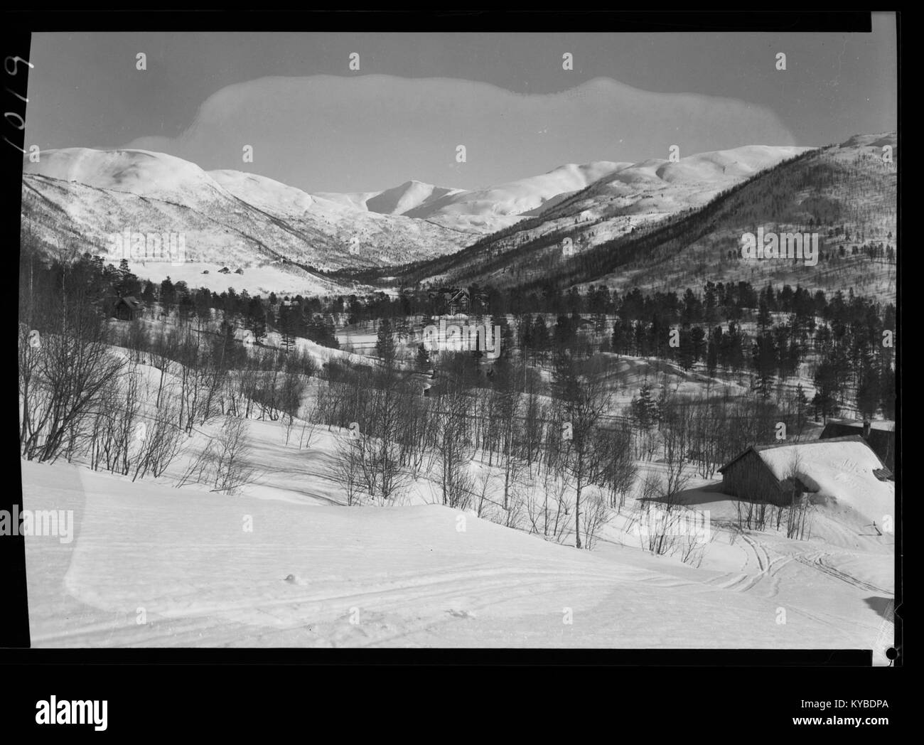 Photographie de Mjølfjell, Norvège, 22 février 2016, montrant des montagnes, un terrain enneigé, et les caractéristiques du paysage naturel de la région. Banque D'Images