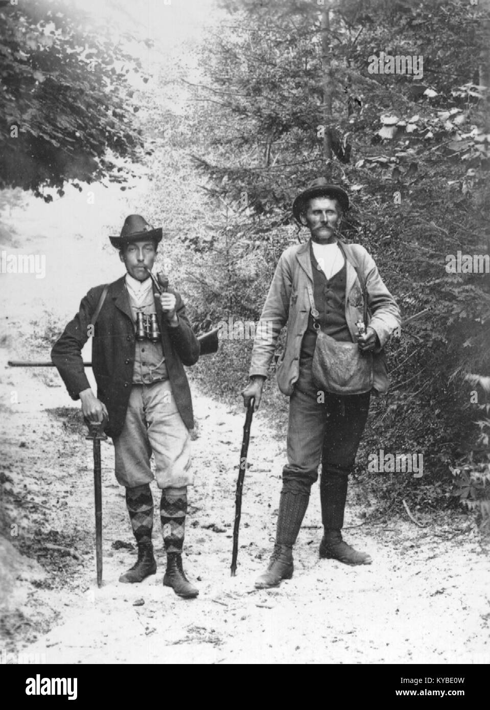 Cette représentation montre un chasseur portant des vêtements de chasse historiques, mettant l'accent sur les pratiques de chasse traditionnelles et leur importance culturelle. Banque D'Images