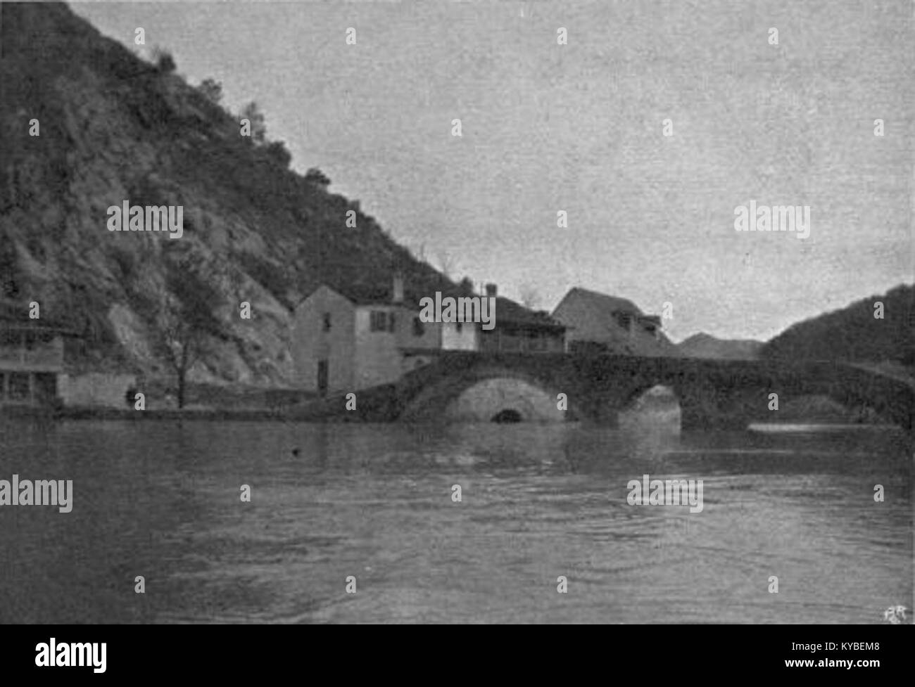 Illustration de livre représentant Rijeka, Monténégro, à partir du travail de W. le Queux, montrant le tracé de la ville et la géographie côtière. Banque D'Images