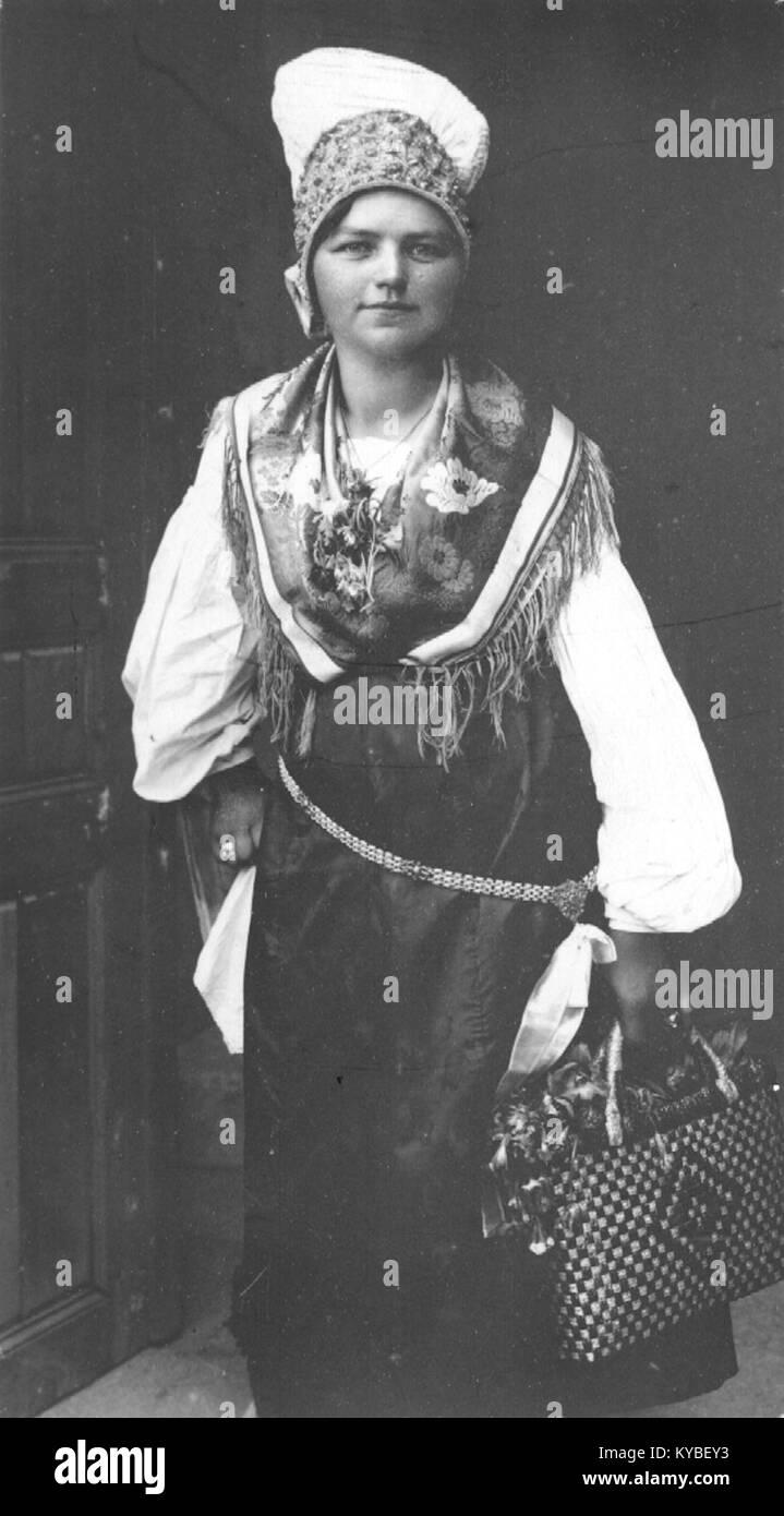 Une femme de Moravče portant un costume national traditionnel, illustrant la tenue culturelle locale et le patrimoine régional. Banque D'Images