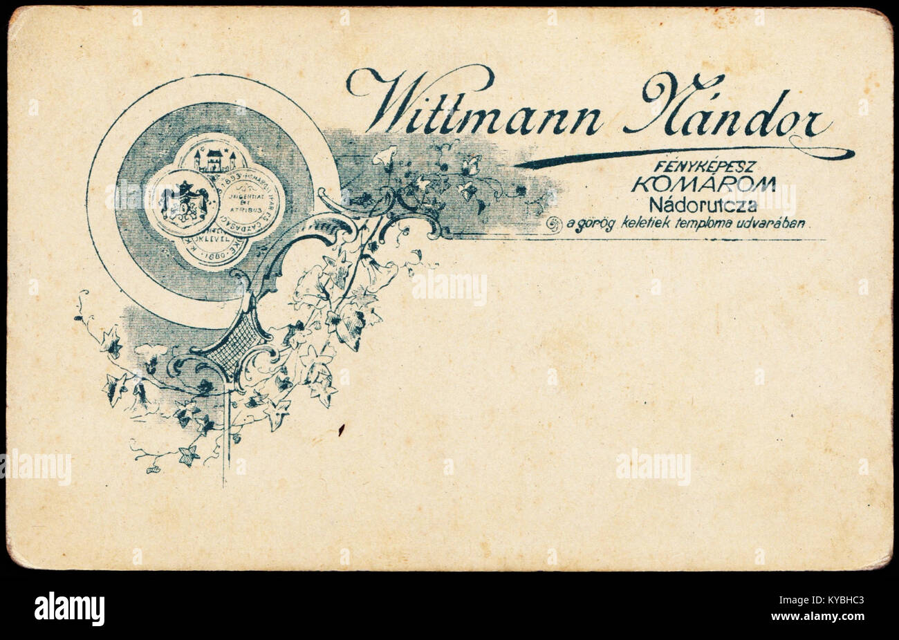 L'image représente la cour de l'église orientale grecque sur la rue Nádor à Budapest, illustrant sa forme architecturale et son contexte religieux urbain en Hongrie. Banque D'Images