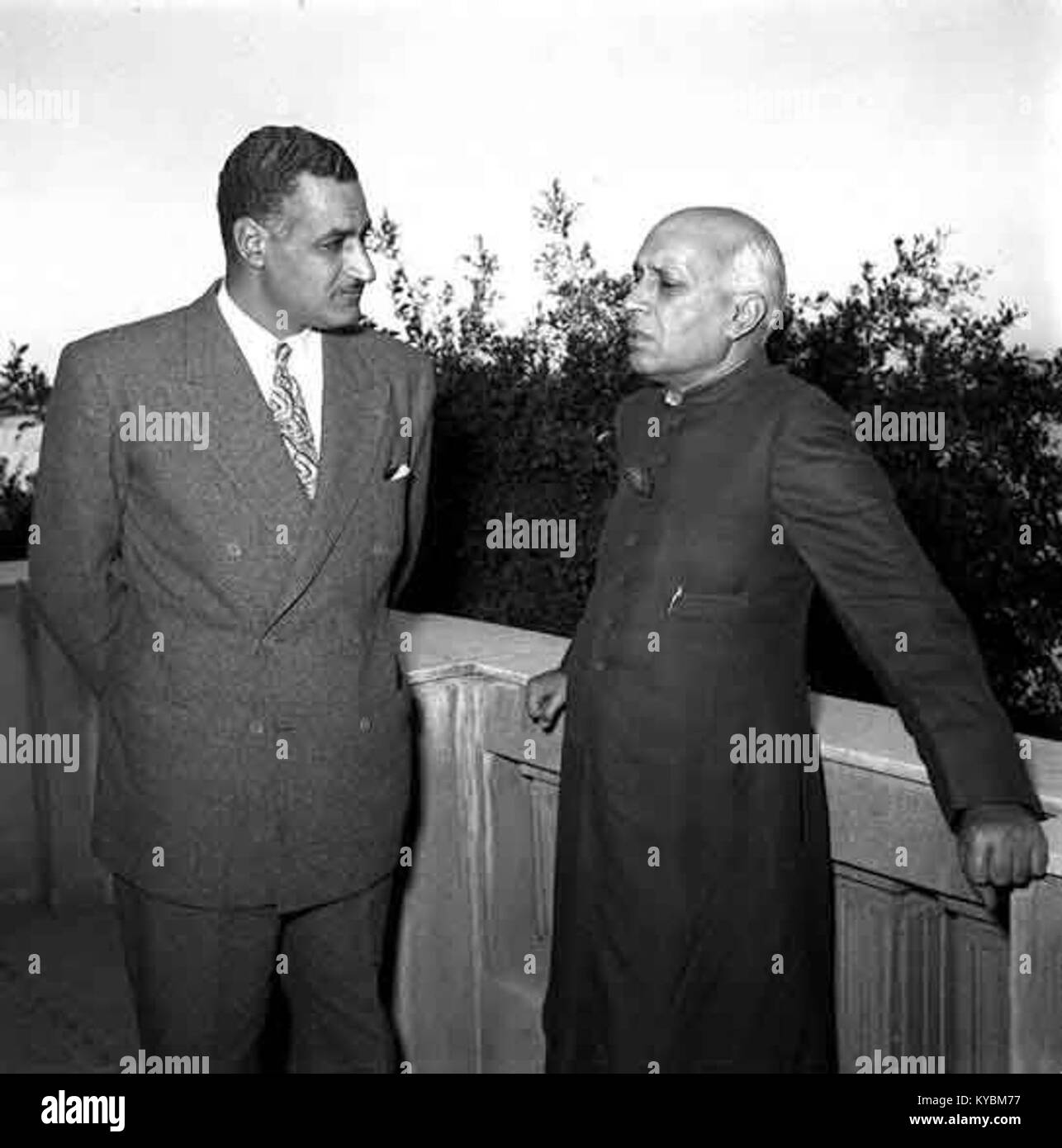 Nasser d'assister à un dîner de travail à l'ambassade de l'Inde au Caire en l'honneur du Premier Ministre indien Jawaharlal Nehru (03) Banque D'Images