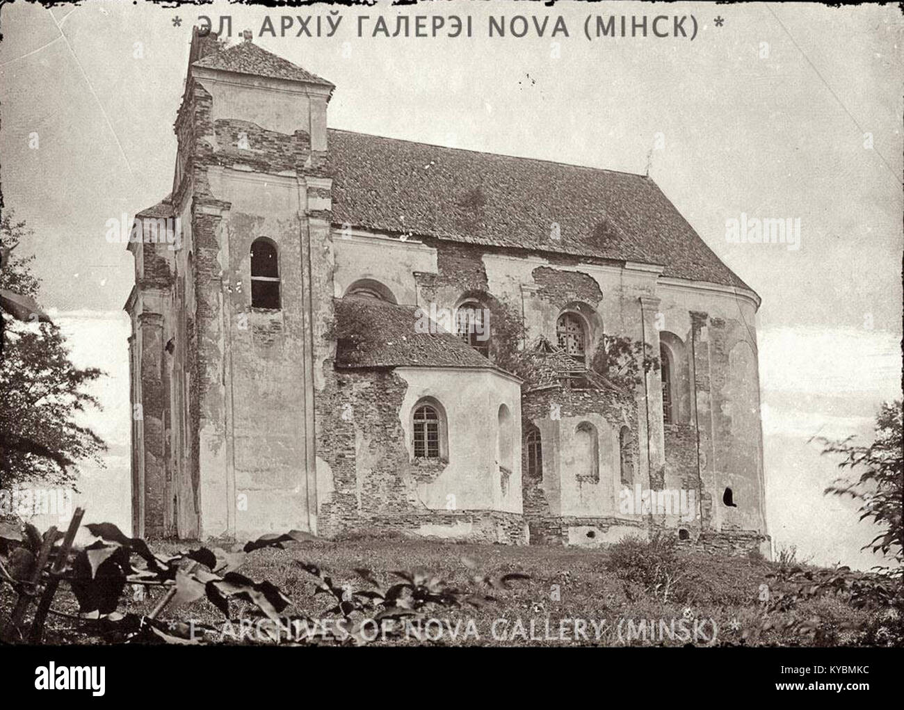 Une photographie de 1900 montrant l'église Fara à Navahradak, aujourd'hui Biélorussie. L’image capture l’architecture historique de l’église et son importance religieuse. Banque D'Images