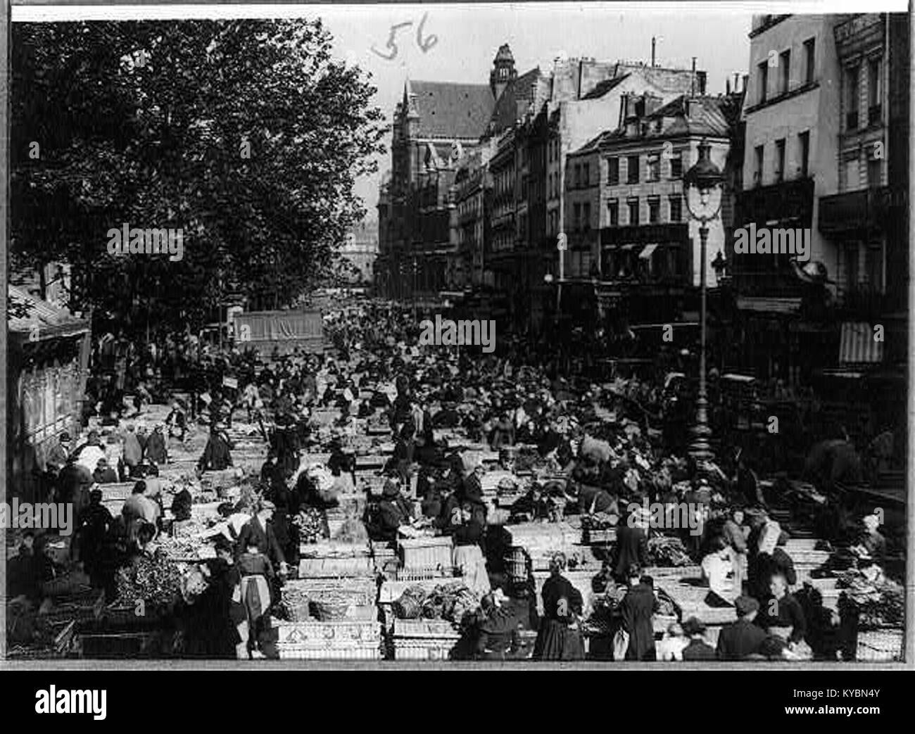 Une paire de photographies presque identiques montrant un marché de rue à Paris, en France, capturant les vendeurs, les marchandises et la vie urbaine au début du XXe siècle. Banque D'Images