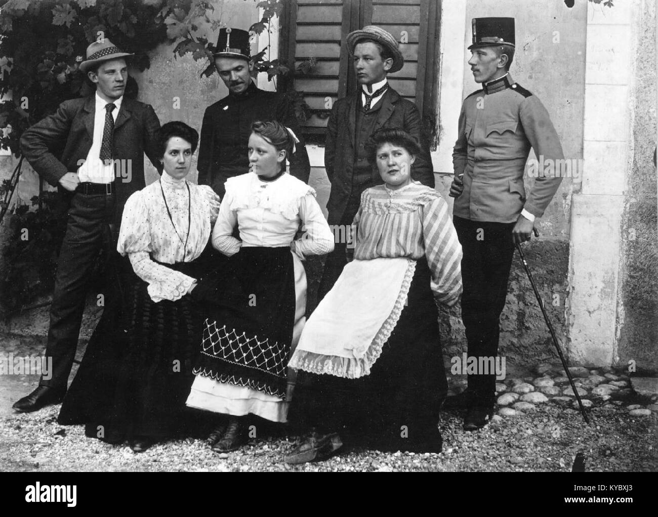 « Noša iz 20. Stoletja » (« costume folklorique du XXe siècle ») désigne un costume national slovène du XXe siècle, caractérisé par ses tissus régionaux, sa coupe traditionnelle et son utilisation dans les célébrations, et documenté dans les collections ethnographiques. Banque D'Images