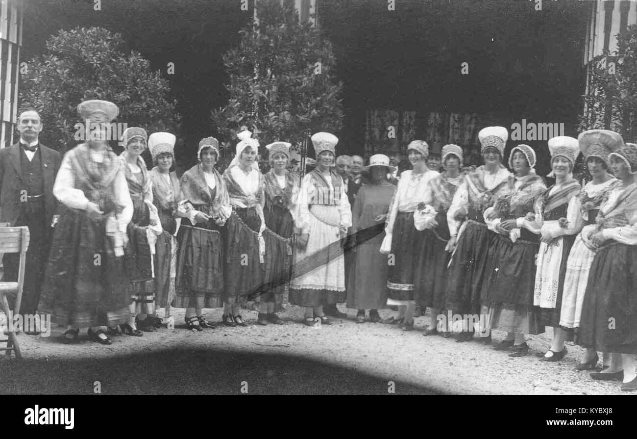 Une photographie de 1929 prise à la foire de Ljubljana, Slovénie, représentant les vêtements de cérémonie et la mode de l'entre-deux-guerres, reflétant les traditions culturelles et sociales locales. Banque D'Images